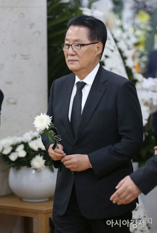 [포토] 국화꽃 손에든 박지원 의원