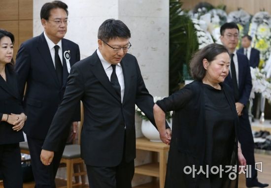 [포토] 유가족과 빈소로 들어서는 박지만