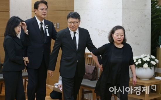 [포토] 유가족 안내 받는 박지만 회장