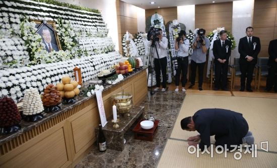 [포토] 조문하는 이완구 전 총리