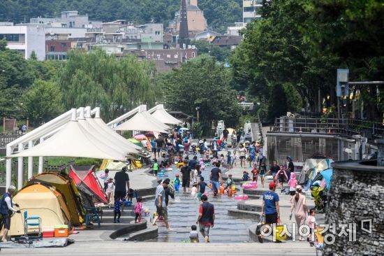 서울 한 낮 기온이 30도까지 오르며 '폭염 특보'가 발령된 24일 서울 송파구 성내천 물놀이장을 찾은 어린이들이 물놀이를하며 더위를 식히고 있다./강진형 기자aymsdream@