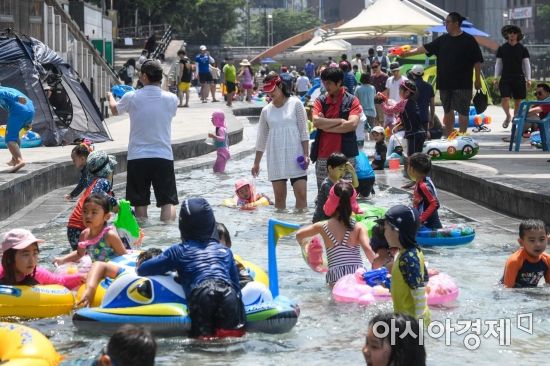 [포토] 서울 '폭염특보' 물놀이장 찾은 어린이들