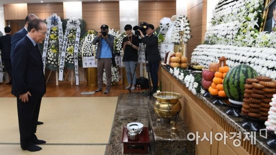 [포토] 조문하는 이회창 전 총리