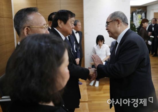 [포토] 유족 위로하는 이수성 전 총리