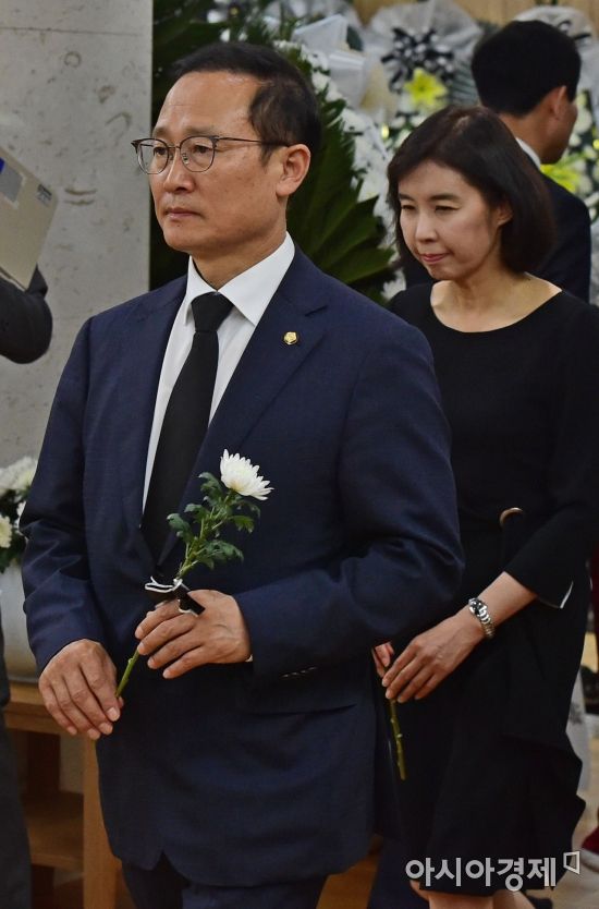 [포토] 국화꽃 손에든 홍영표 원내대표