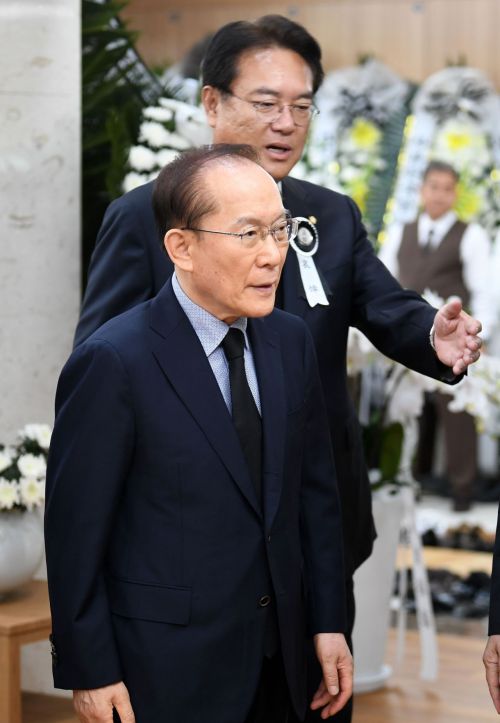 이회창 전 국무총리가 지난해 6월24일 오후 서울 송파구 서울아산병원 장례식장에 마련된 故 김종필 전 국무총리의 빈소를 찾아 조문하고 있다./강진형 기자aymsdream@