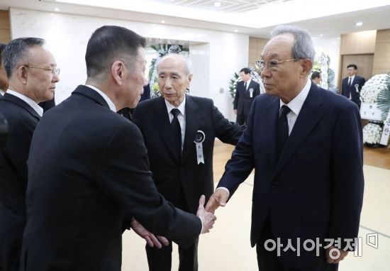 [포토] 유족 위로하는 박관용 전 국회의장