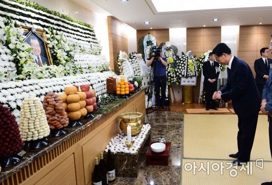 [포토] 조문하는 양승조 충남도지사