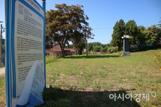 경기 화성시 장안면 3·1독립운동 기념비의 유래를 설명하는 안내편이 찢어진 채 방치돼있다.(사진=송승윤 기자)