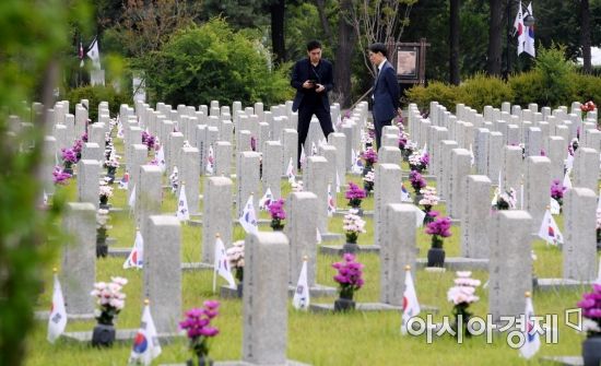 서울 동작구 국립서울현충원에서 참배객들이 사병 묘역을 참배하고 있다./김현민 기자 kimhyun81@