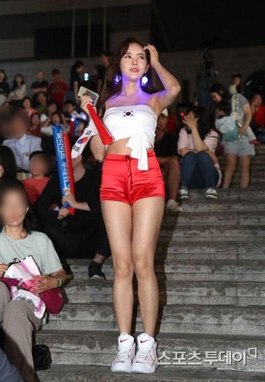 [포토] 신새롬 '거리 응원은 즐거워'