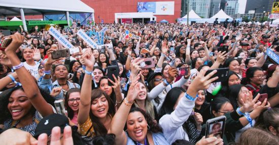 미국 뉴욕 프루덴셜센터에서 열린 케이콘 2018 NY에서 열광하고 있는 한류 팬들.