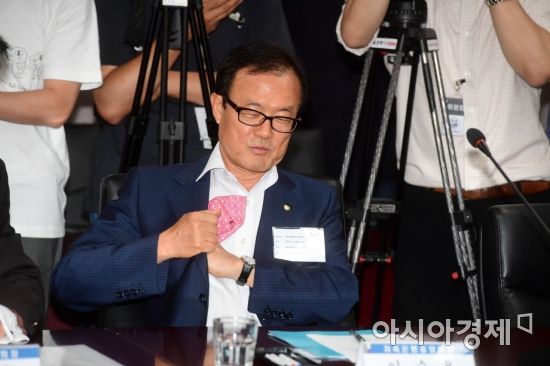[포토]넥타이 푸는 이순우 저축은행중앙회장