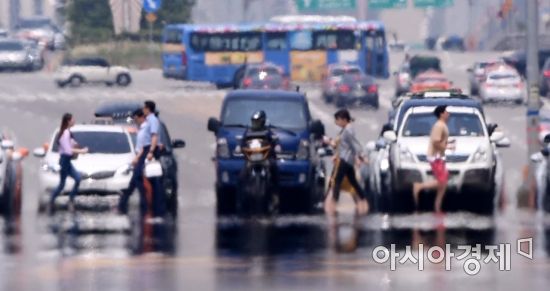 [포토] '폭염 속을 걷다'