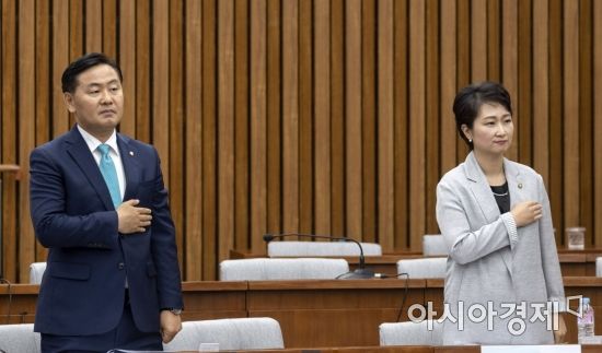 [포토] 국민의례하는 김관영, 이언주 후보