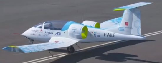 도버해협 횡단에 성공한 에어버스의 전기 항공기.[사진=유튜브 화면캡처]