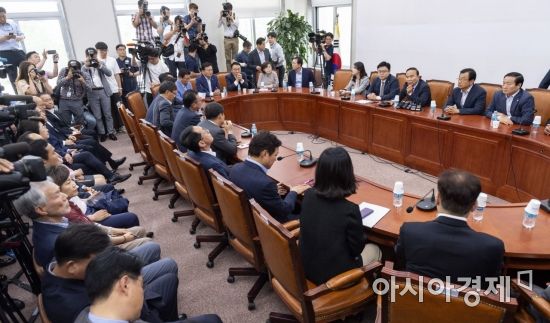 [포토] 회의장 가득 메운 한국당 초재선 의원들