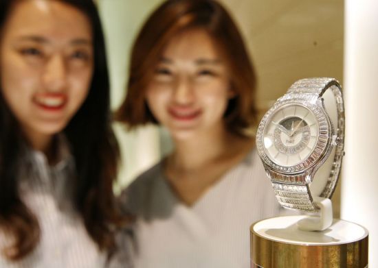 25일 오전 현대백화점 무역센터점 2층 피아제 매장에서 이번 행사를 맞아 국내 단 한 점 입고된 11억원대의 바게트 컷 다이아몬드 시계를 직원들이 선보이고 있다.