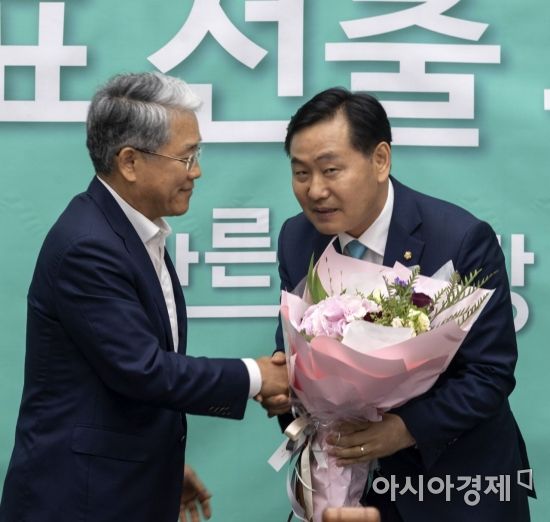 25일 바른미래당 신임 원내대표로 선출된 김관영 의원이 김동철 비대위원장에게 꽃다발을 받고 있다./윤동주 기자 doso7@