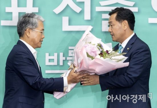 [포토] 꽃다발 받는 김관영 신임 원내대표