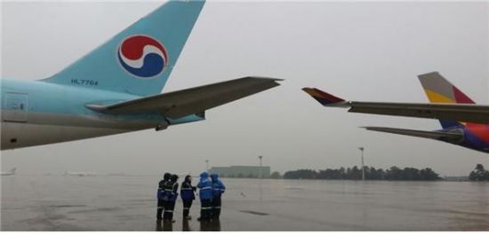 김포공항서 대한항공·아시아나 접촉사고…국토부 "사고경위 조사해 조치"