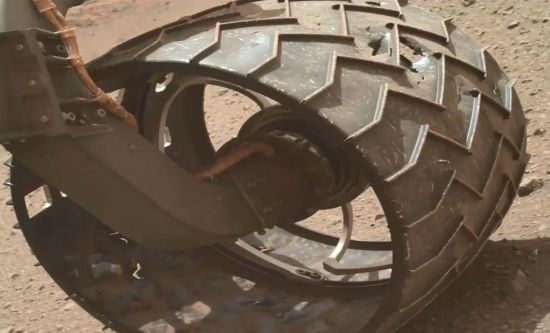 화성탐사 로버 큐리오시티의 바퀴가 손상된 모습.[사진=NASA 홈페이지 동영상 캡처]