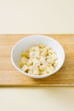 3. 감자가 뜨거울 때 파르메산 치즈 가루, 버터, 허브 소금을 넣어 잘 섞는다. 네모지게 모양을 빚는다. 
(Tip 감자가 약간 으깨지도록 섞어야 한 덩어리로 잘 뭉쳐져요. )