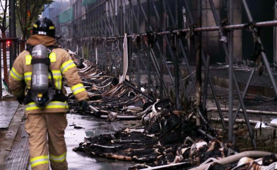 26일 오후 불이난 세종시 한 아파트 공사현장 주변에 설치된 가림막이 화재 열기 형체를 알아볼 없이 녹아 내렸다. (사진=연합뉴스)