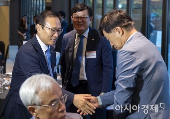 [포토] 중견기업인 만나는 홍영표 원내대표