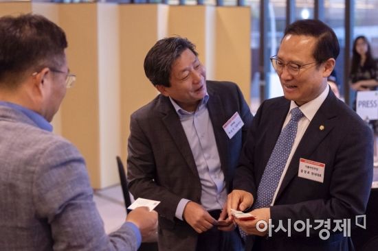 [포토] 중견기업인 조찬간담회 참석한 홍영표