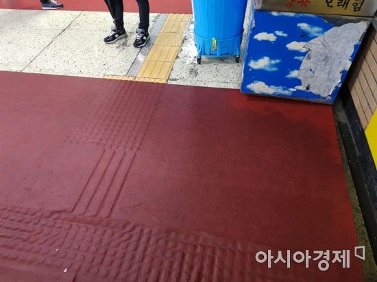 장맛비가 내린 26일 오후 서울 지하철 1·3·5호선 종로3가역에 빗물제거기 대신 카펫이 깔려져 있다. (사진=금보령 기자)