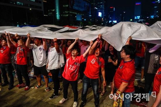 지난해 러시아월드컵 대한민국과 독일 경기 당시 서울 광화문광장에 모인 거리응원단/강진형 기자aymsdream@