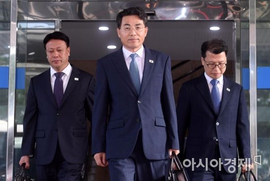 [포토] 남북회담본부 나서는 김정렬 수석대표