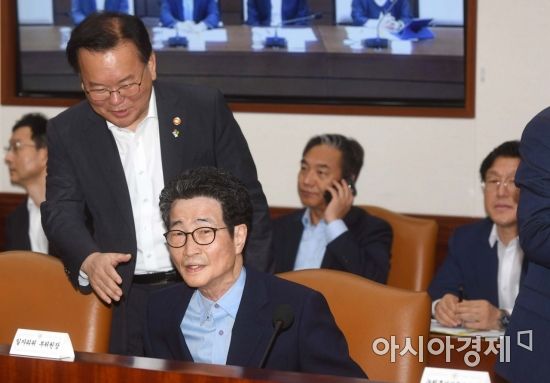 [포토]이목희 부위원장에게 악수 청하는 김부겸 행안부 장관