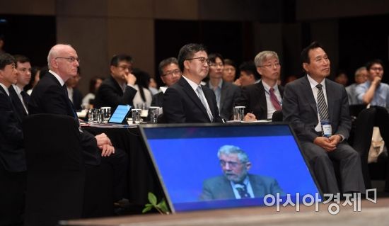 [포토] 국민경제 국제컨퍼런스 참석한 김동연 부총리