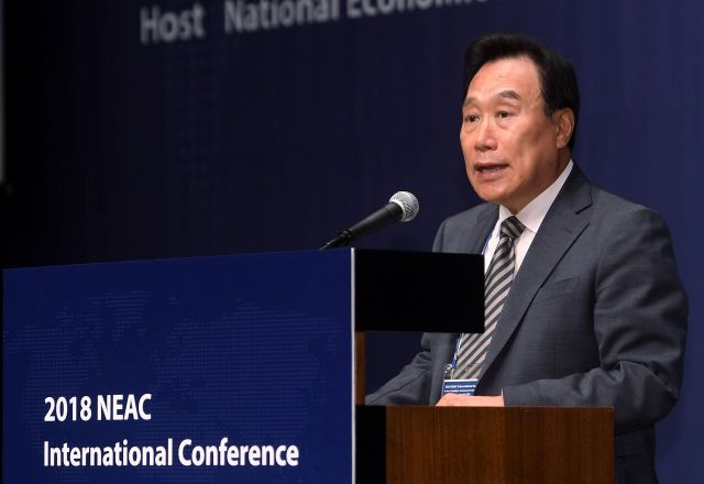 김광두 국민경제자문회의 부의장이 28일 서울 중구 신라호텔에서 '경제 패러다임 대전환 : 사람중심경제'란 주제로 열린 2018 국민경제 국제컨퍼런스에서 개회사를 하고 있다./김현민 기자 kimhyun81@