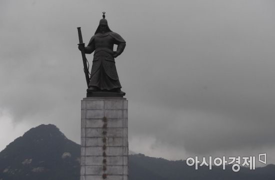 [오늘날씨] 전국 한때 소나기…폭염 이어져 ‘서울 낮 35도’