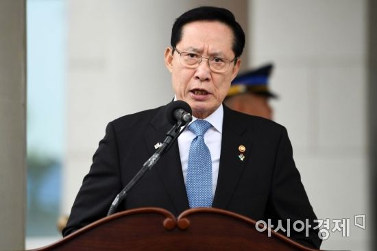 [양낙규의 Defence Club]국민청원에 줄줄이 오른 송영무 장관 해임
