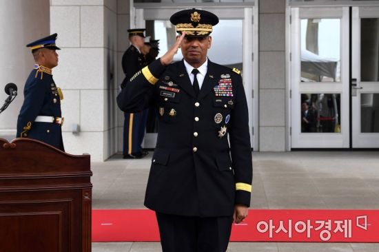 브룩스 사령관, 화살머리고지 방문