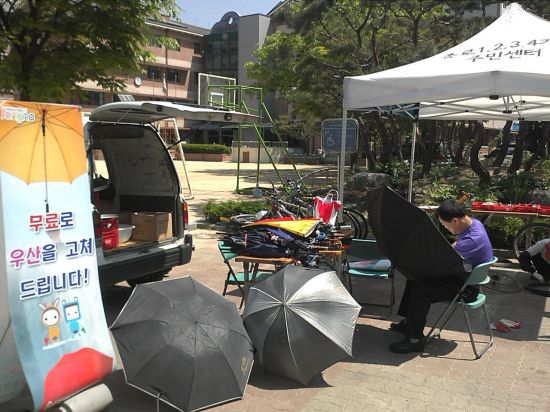 장마철 고장난 우산 고쳐써요