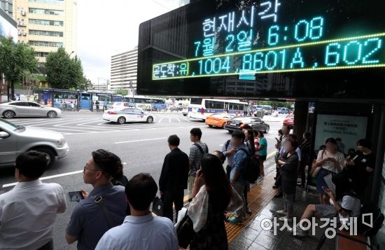 주 52시간 근무제가 시행되고 첫 근무일인 2일 서울 광화문네거리 인근 버스정류장에서 시민들이 퇴근길 버스를 기다리고 있다./김현민 기자 kimhyun81@