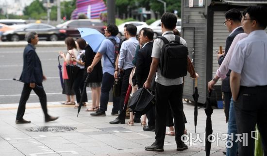 퇴근길 버스를 기다리는 시민들. 아시아경제DB