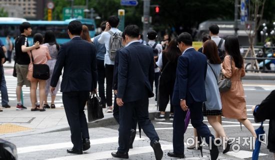 서울 광화문네거리 인근에서 시민들이 퇴근길 발걸음을 옮기고 있다./김현민 기자 kimhyun81@