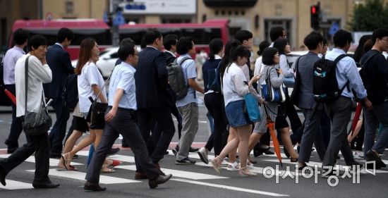 주 52시간 근무제가 시행되고 첫 근무일인 2일 서울 광화문네거리 인근에서 시민들이 퇴근길 발걸음을 옮기고 있다./김현민 기자 kimhyun81@
