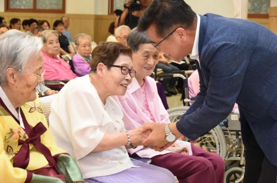 류경기 중랑구청장이 2일 오후 신내동 꽃동네복지회관을 방문 어르신들과 인사를 나누었다.