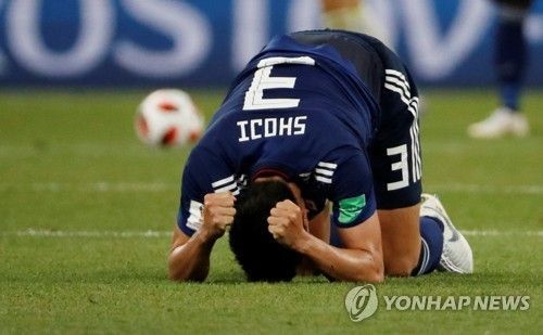 일본 축구대표팀 쇼지 겐이 3일(한국시간) 러시아 로스토프의 로스토프 아레나에서 열린 2018 국제축구연맹(FIFA) 러시아 월드컵 16강 벨기에와 경기에서 패배한 뒤 그라운드에 엎드려 눈물을 흘리고 있다. / 사진=연합뉴스