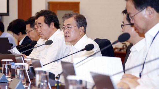 文 대통령 "홍대 몰카, 편파수사 아냐…여성 가해자 가볍게 처벌"