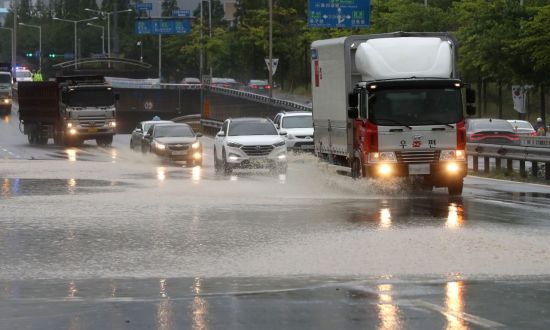 3일 오후 제7호 태풍 '쁘라삐룬'의 영향으로 울산에 많은 비가 내린 가운데 북구의 한 도로 일부가 침수돼 차들이 서행하고 있다. (사진=연합뉴스)