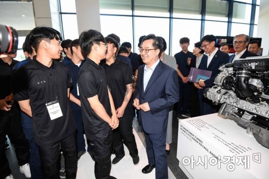 [포토]BMW드라이빙센터 실습생들과 대화하는 김동연 부총리