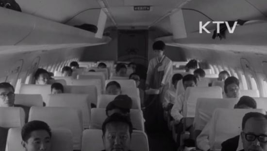 1969년 대한항공 후쿠오카 노선에서 기내식을 제공하고 있는 한복차림의 스튜어디스 모습. 사진 = KTV 화면 캡쳐